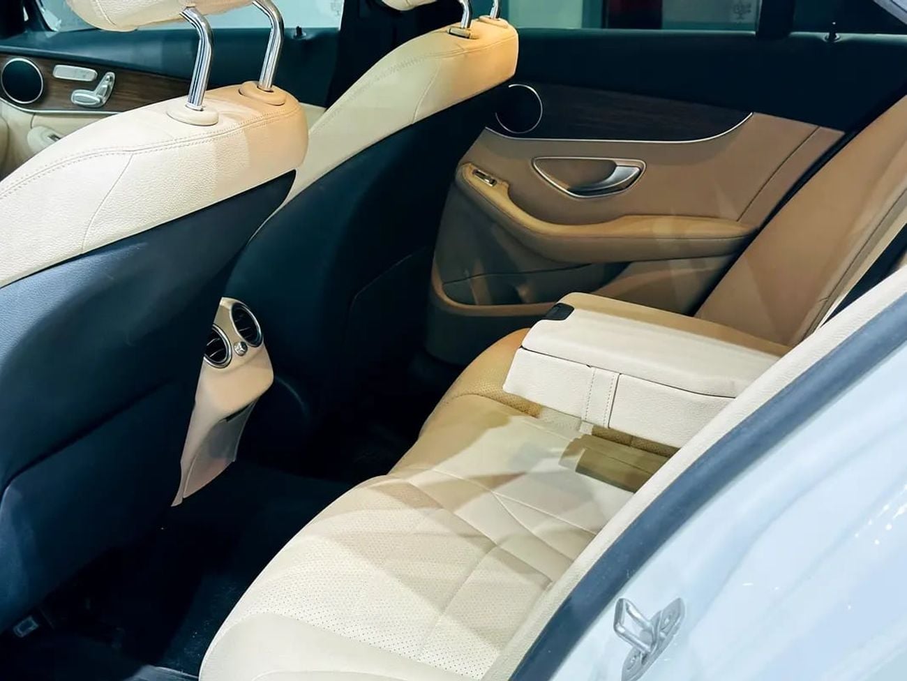 مرسيدس بنز C 300 Std 2.0L (241 HP)