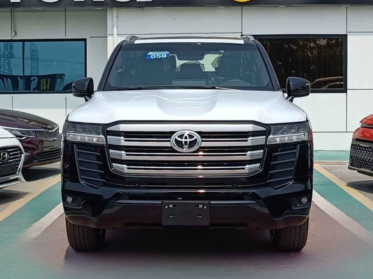 Toyota Land Cruiser GXR, 4.0L V6 PETROL, DRIVER POWER SEAT, SUNROOF, 4WD, FULL OPTION (CODE # 67881)