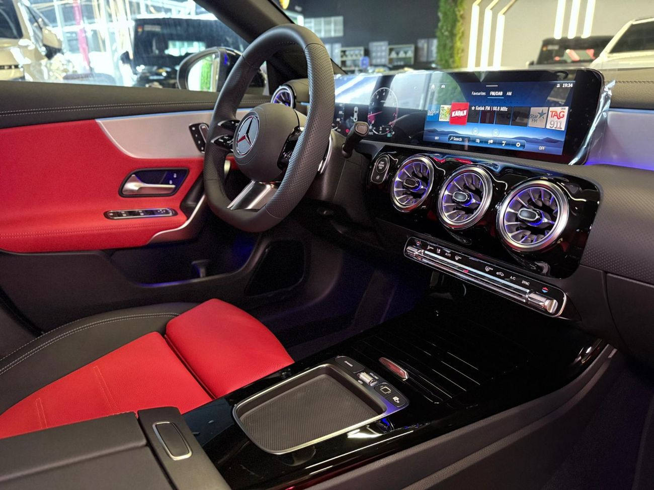 مرسيدس بنز CLA 200 Premium + 2.0L