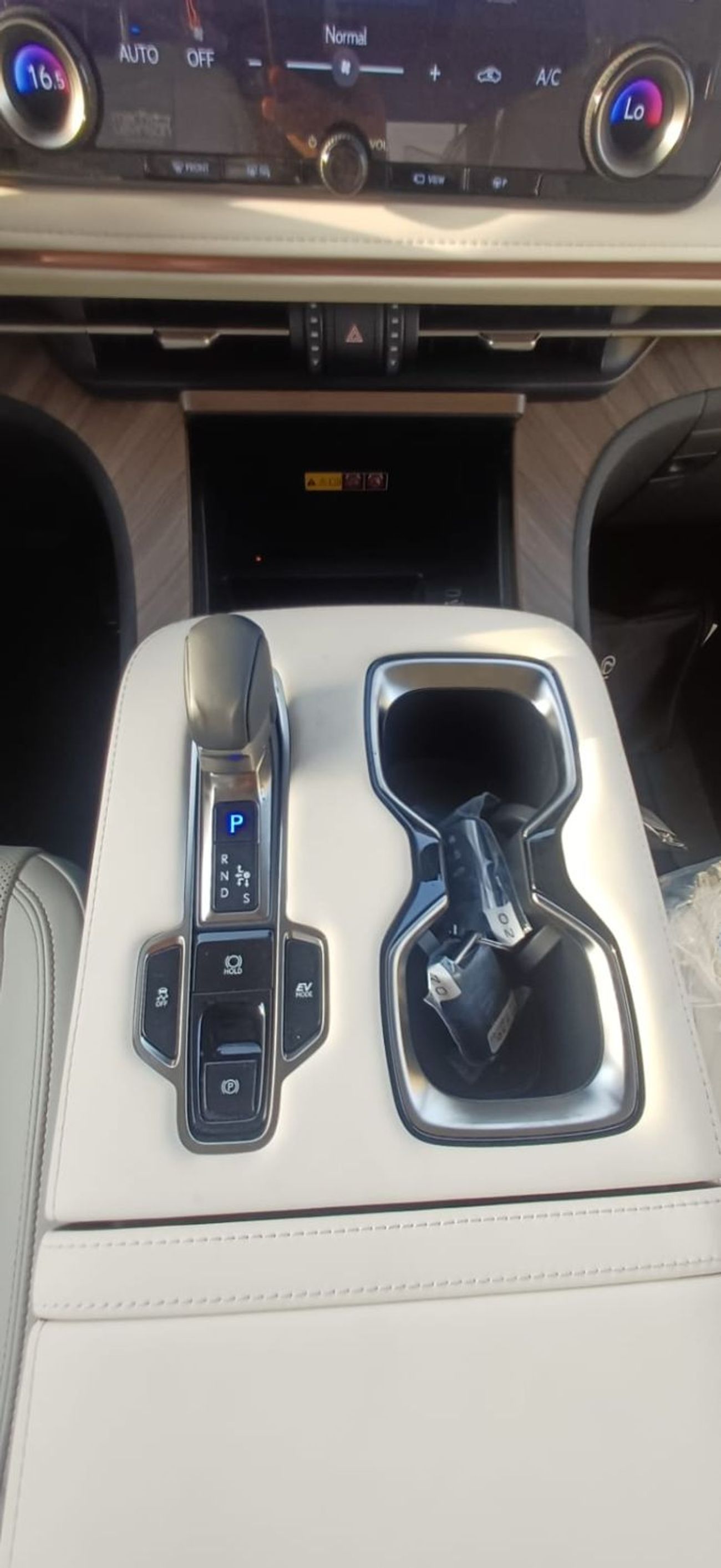 Lexus LM 350h LEXUS LM350H HYBRID VIP 4 SEATER COLOR BLACK MODEL 2025