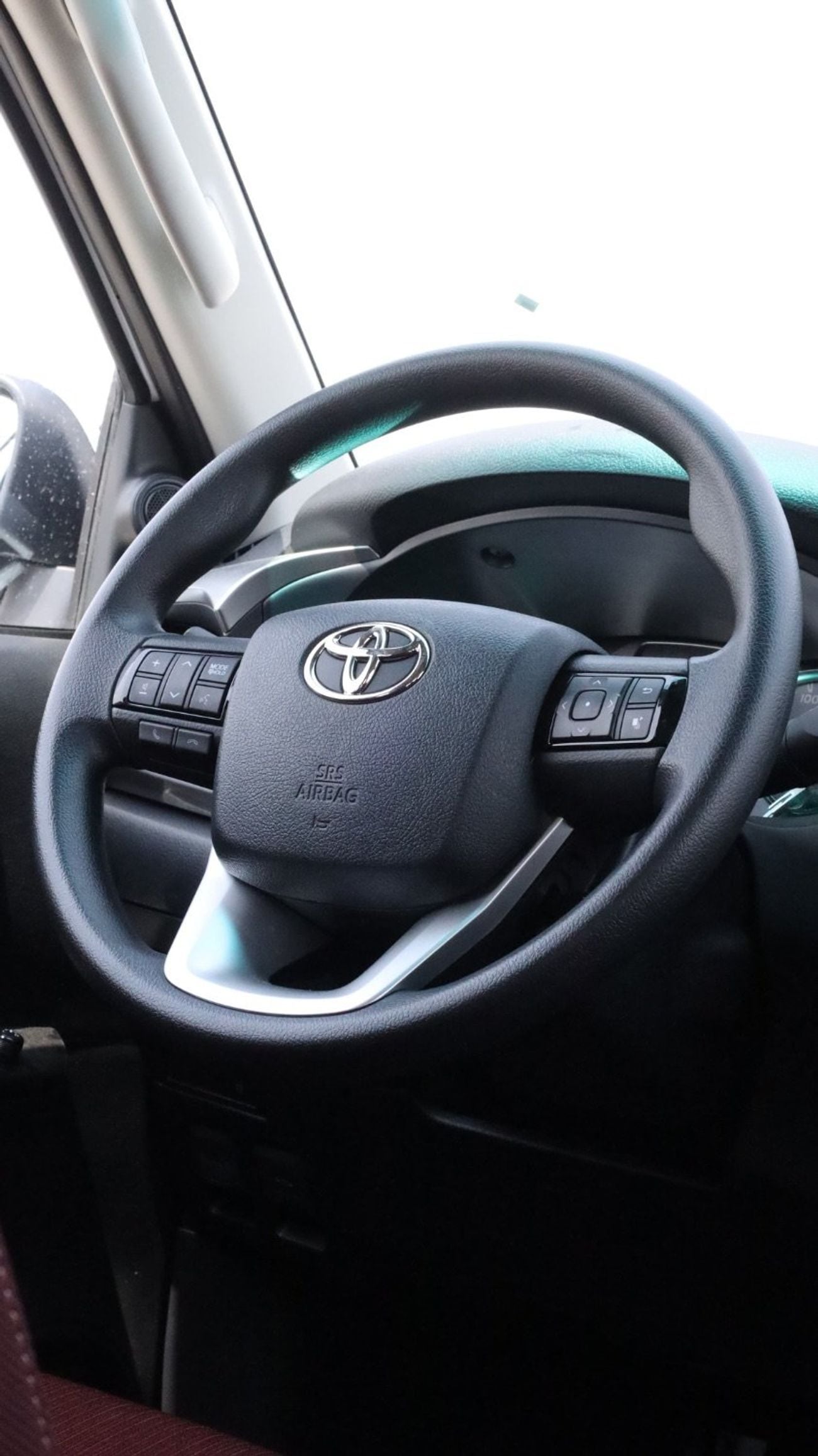 تويوتا هيلوكس TOYOTA HILUX SR5 2.7L A/T full option