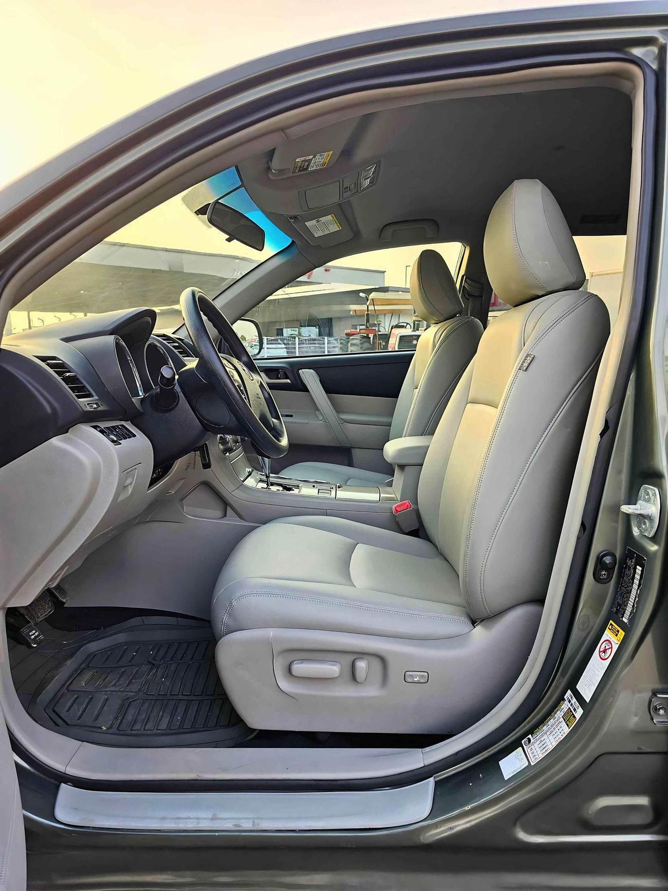 تويوتا هايلاندر BASE/ V6 AWD / ELECTRIC AND LEATHER SEATS / DVD REAR CAMERA / ONLY FOR EXPORT / LOT# 50303