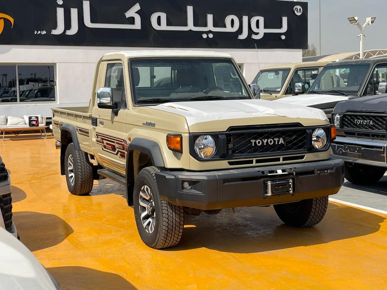 Toyota Land Cruiser Pick Up Toyota LAND CRUISER SC AT PETROL 4.0L WIN-DIFF-COOLBOX