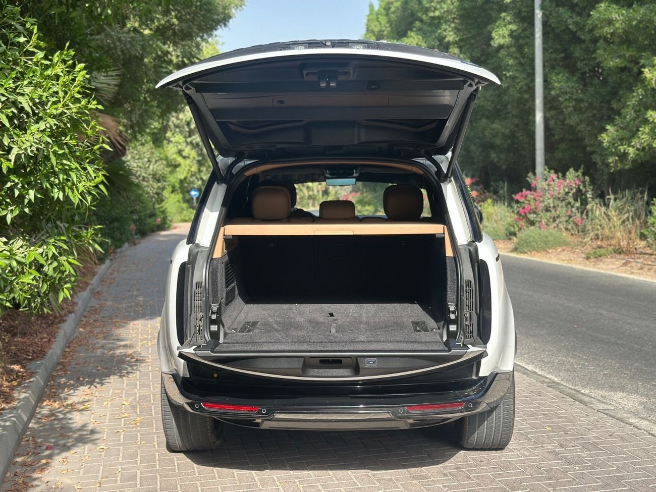 Land Rover Range Rover LWB HSE P530 4.4L HSE P530 4.4L | 2023 | GCC Specs | V8 530 HP | Full Service History | Perfect Cond