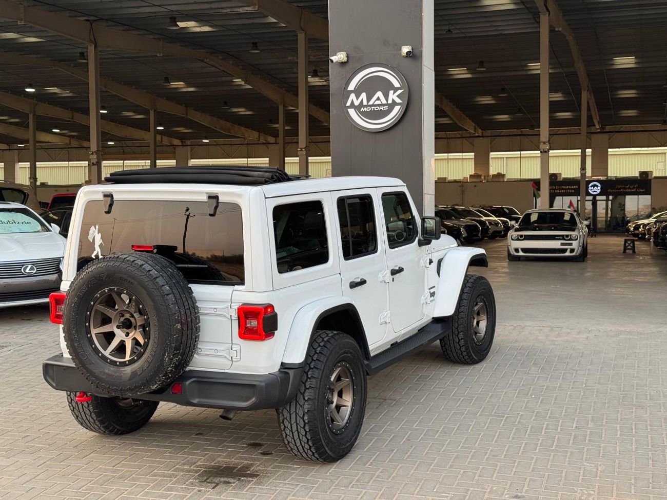 Jeep Wrangler Unlimited Sahara 3.6L 3.6L V6 / SAHARA / PANORAMIC ONE TOUCH ROOF / LEATHER / BIG SCREEN / LOW MILEA