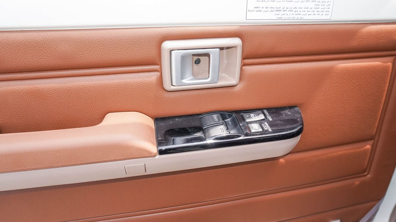 Toyota Land Cruiser Pick Up LX 4.0L V6 A/T