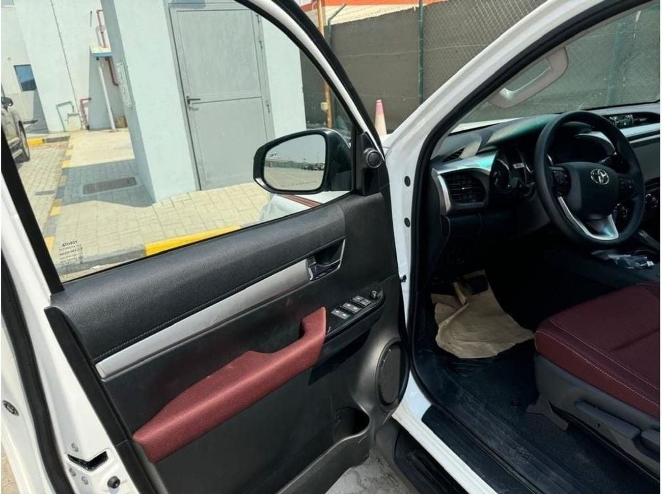 تويوتا هيلوكس Toyota Hilux 2.7L Petrol AT Full Option With Bush Start MY2025