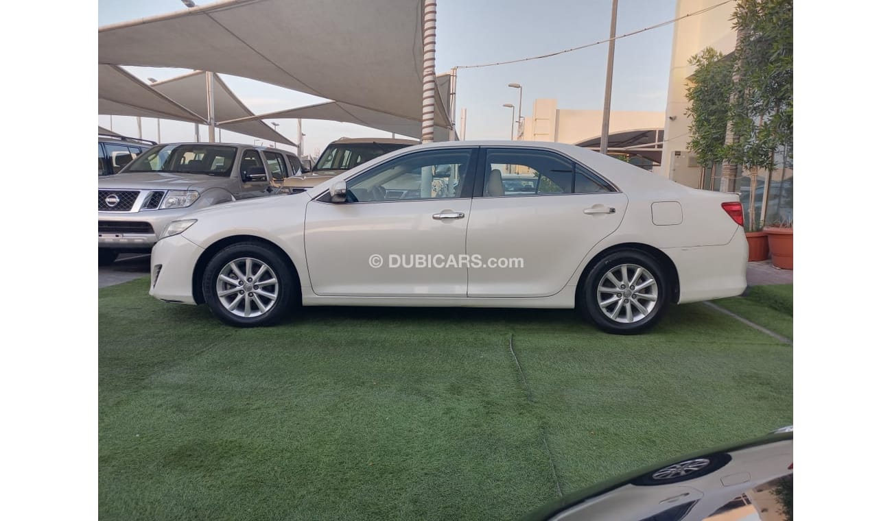 تويوتا كامري خليجى لون أبيض داخل بيج رقم 2 بدون حوادث مثبت سرعة تحكم رنجات حساسات جناح خلفى CD  - FM بحالة ممتازة