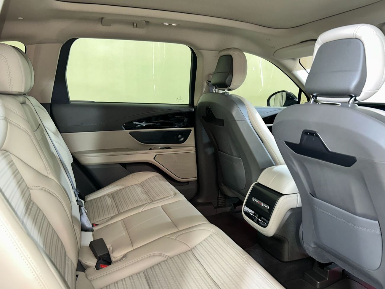لينكولن ناوتيلوس PRESIDENTIAL /NAU425H / AL TAYER MOTORS AL QOUZ SHOWROOM