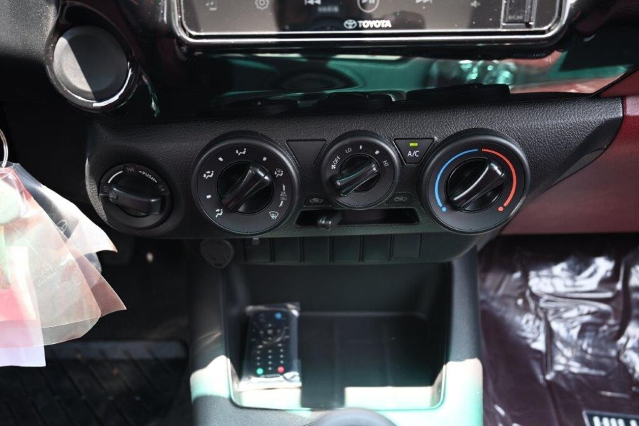 تويوتا هيلوكس Double Cabin 2.4L Diesel Pickup Manual Transmission