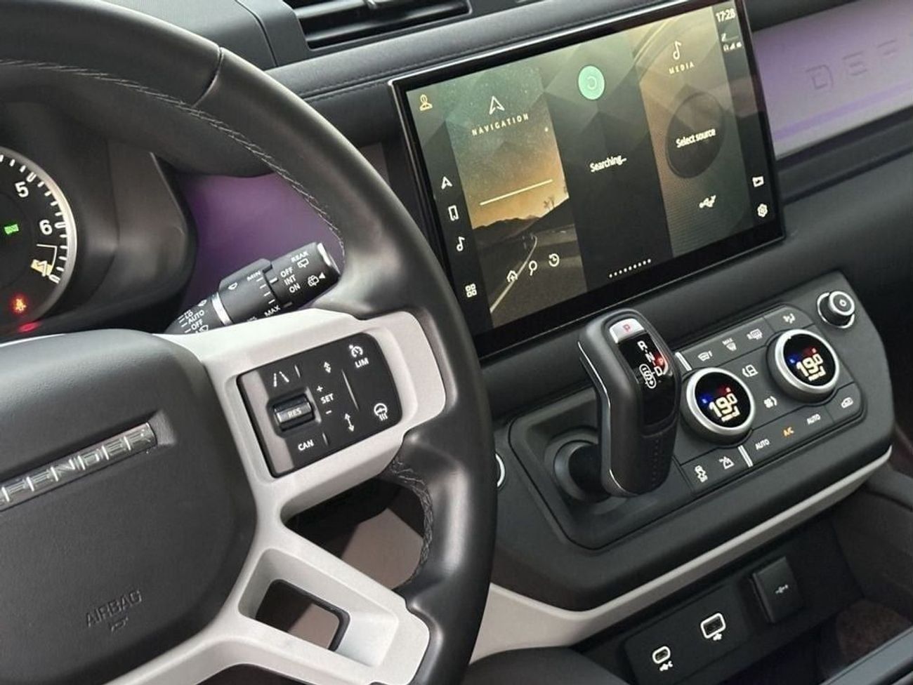 Land Rover Defender P400 90 SE 3.0L (5 Seater)