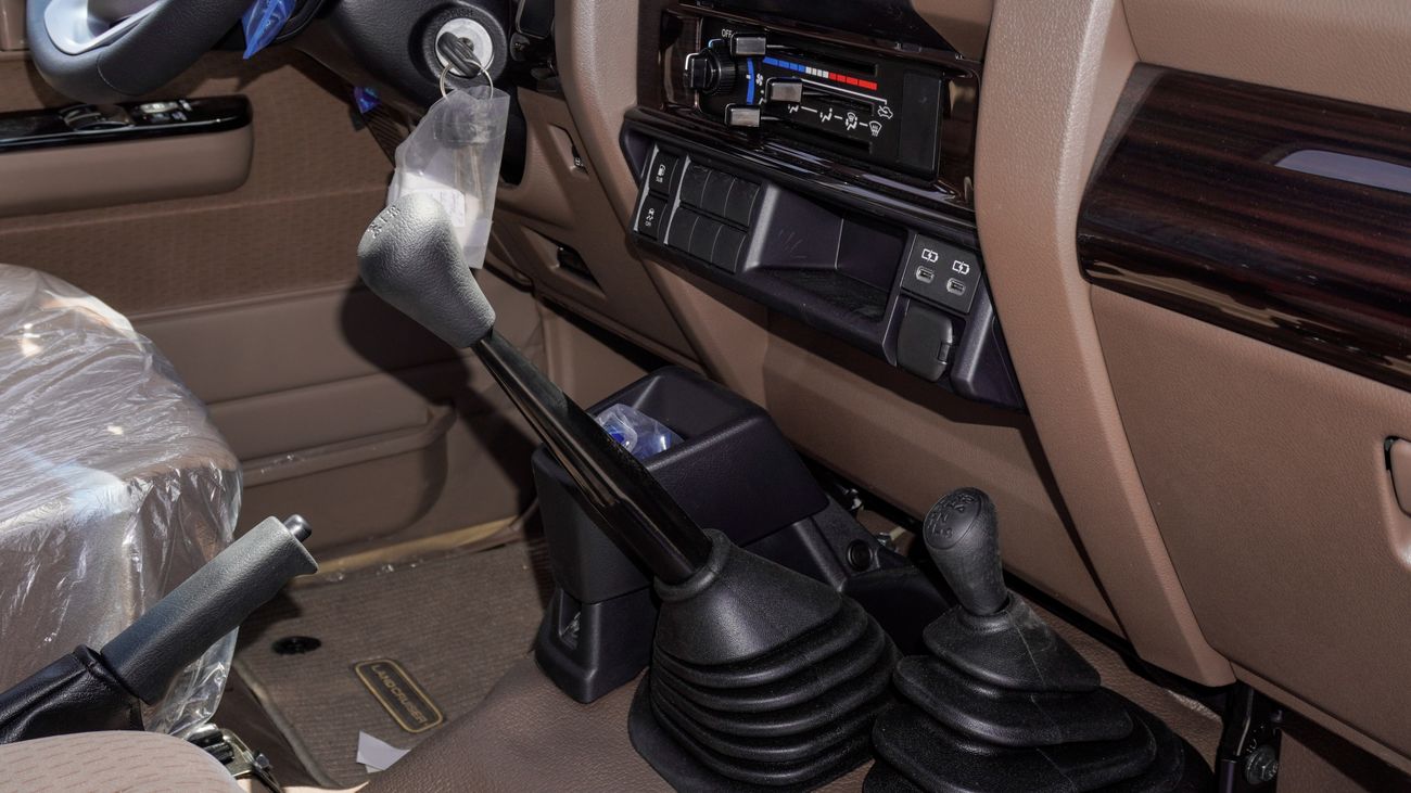 تويوتا لاند كروزر بيك آب LX 4.0 L V6