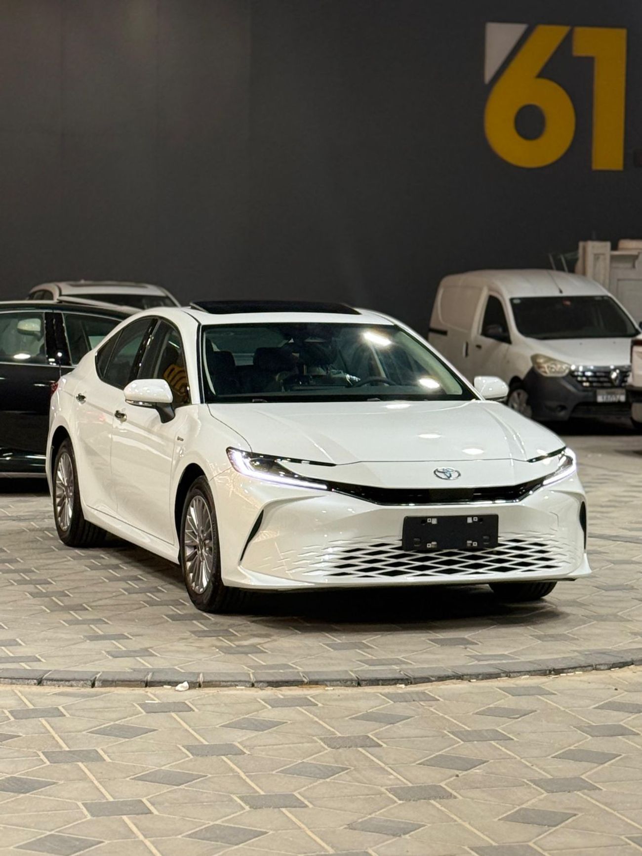 Toyota Camry (*تويوتا كامري هايبرد/ لاكجري*) *موديل* : 2025 *السعر* : 105.000 درهم  *ممشي* : صفر ك/م  (*مواصفات خ