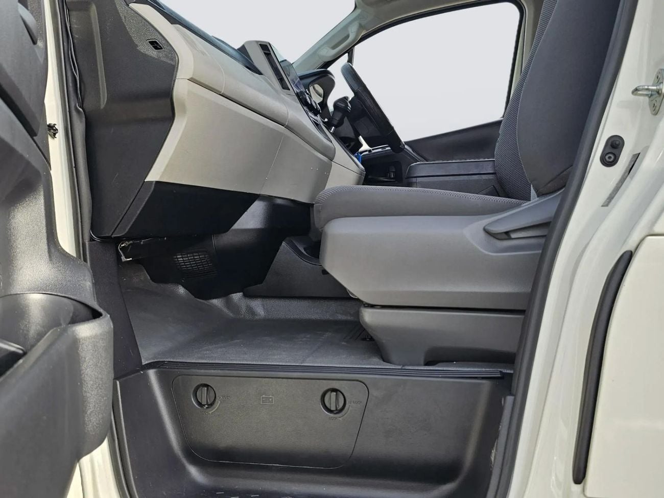 Toyota Hiace High-roof passenger Van DSL 2.8L Diesel Engine Automatic Gear 2WD 11 Deats 5 Doors