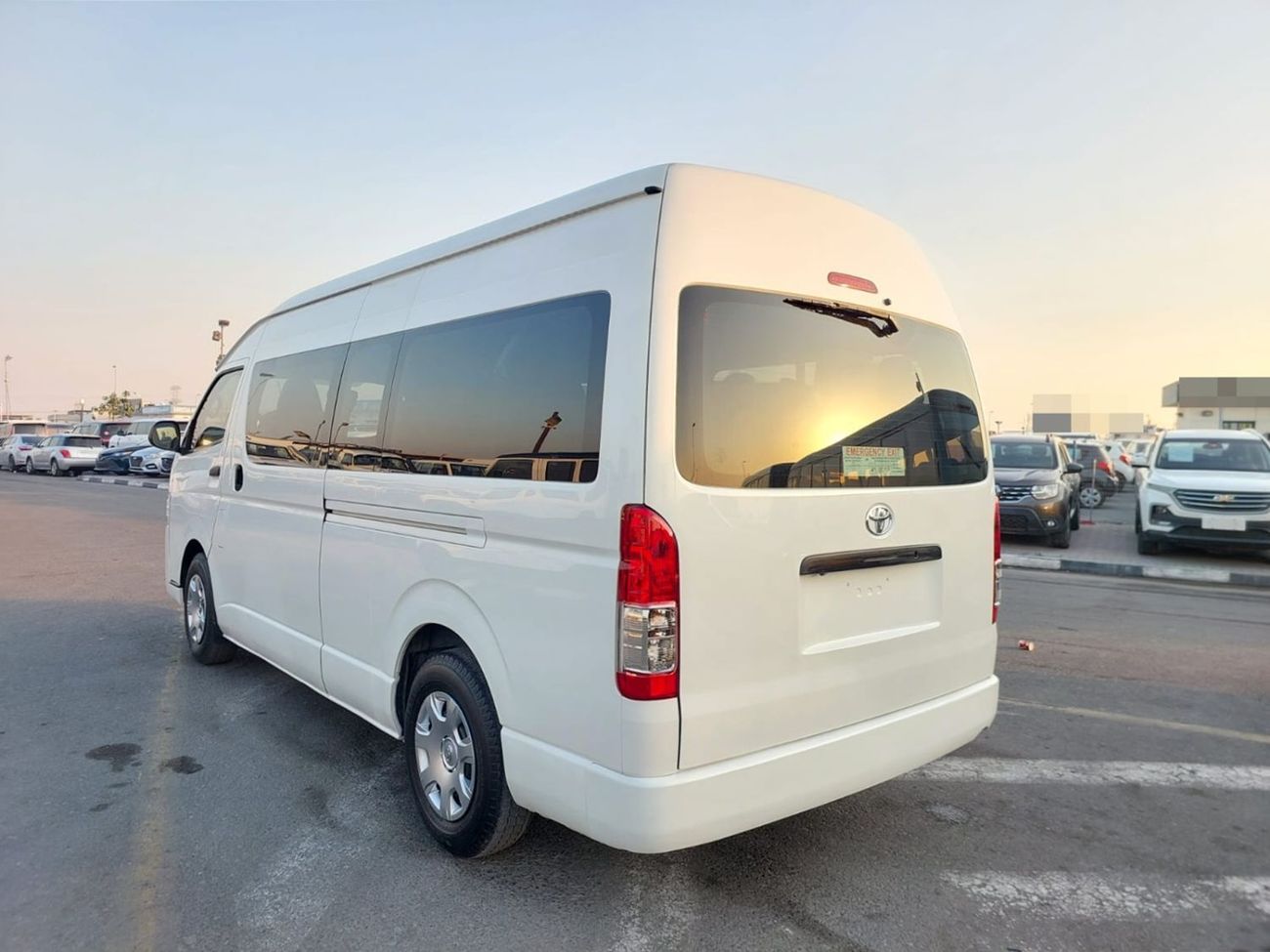 Toyota Hiace TOYOTA HIACE COMMUTER VAN RHD 2018 MODEL 3.0 L DIESEL AUTOMATIC(PM36171)