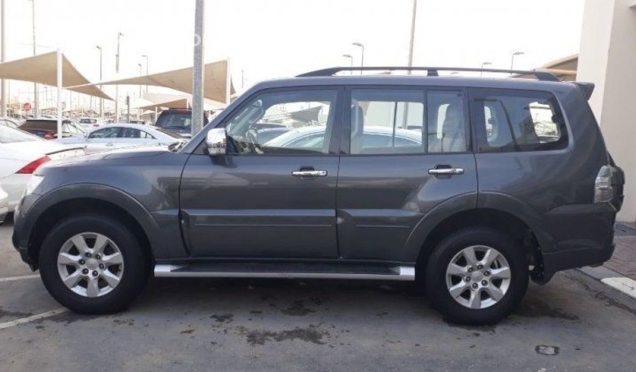 ميتسوبيشي باجيرو 2013  Gls 3.5ltr Gulf Specs Full options Sunroof Leather interiors