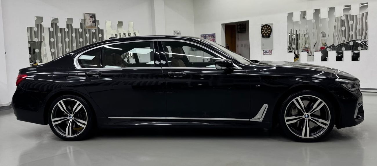 بي أم دبليو 750Li M Sport 4.4L (523 HP)