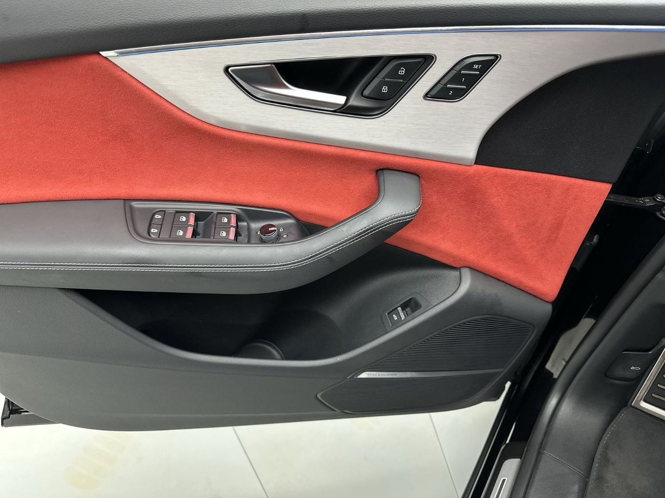 أودي Q8 55 TFSI quattro (340 HP) Crimson Red Edition (Ref# 053982)