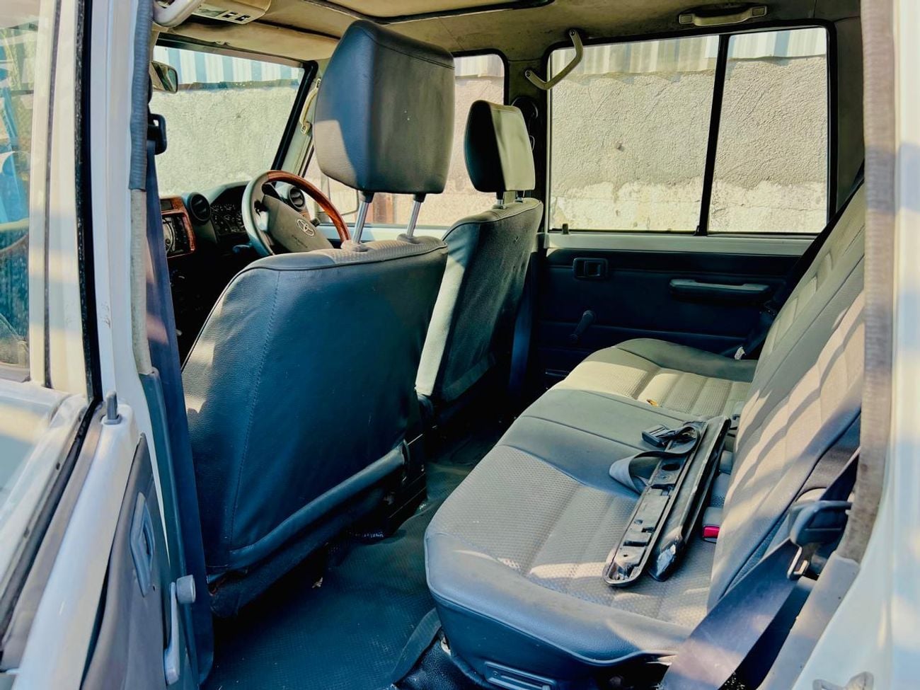 تويوتا لاند كروزر Toyota landcruise Hardtop 2011model 4.2 1HZ Diesel engine Colour White Transmission Manual Interior