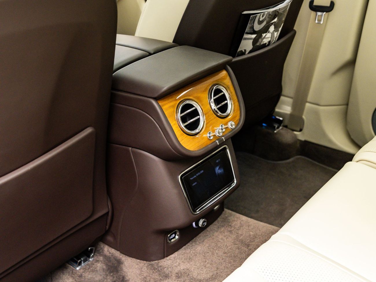 بنتلي بينتايجا 2022 Bentley Bentayga, 4.0TC V8, 4WD, 542bhp, 8 Speed Auto