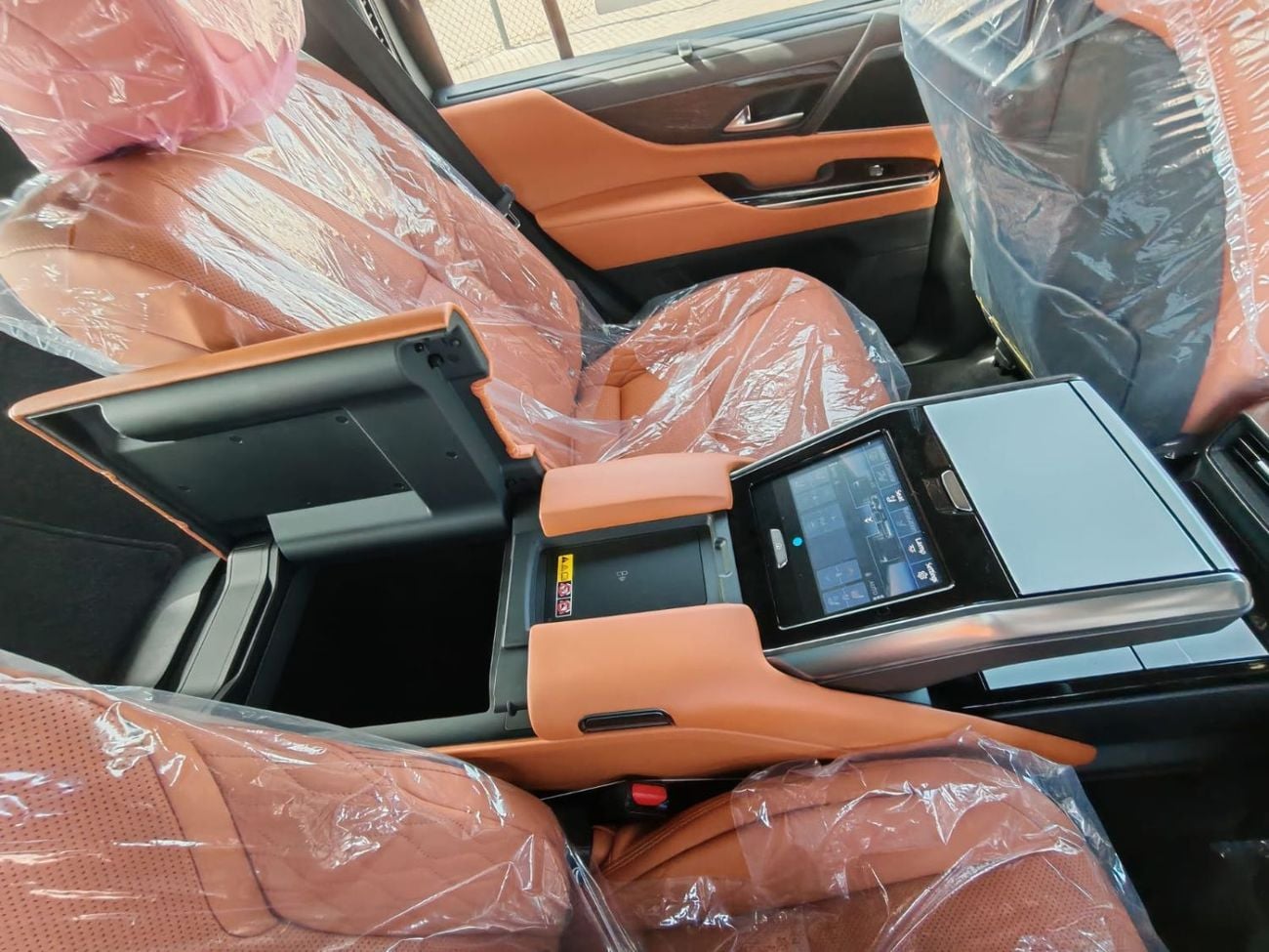 لكزس LX 600 VIP لكزس LX600 VIP موديل 2026 (4 مقاعد) محرك بنزين V6 ثنائي التيربو سعة 3.5 لتر، ناقل حركة أوتوماتيكي، د