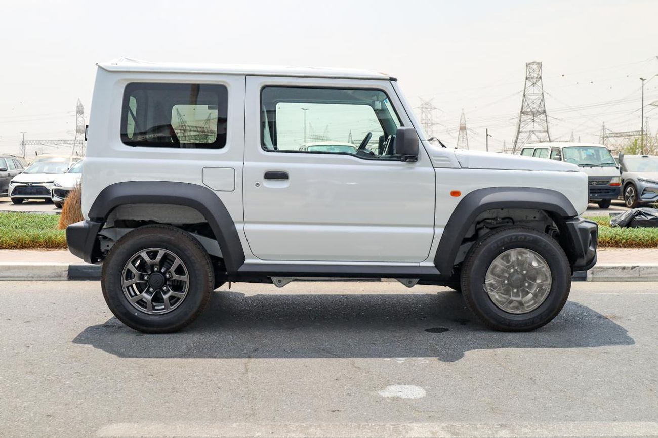 سوزوكي جيمني للبيع في دبي الإمارات: سوزوكي جمني GL بابين 2026 جديدة بالكامل. عداد صفر، قير عادي، بنزين، دفع رباعي