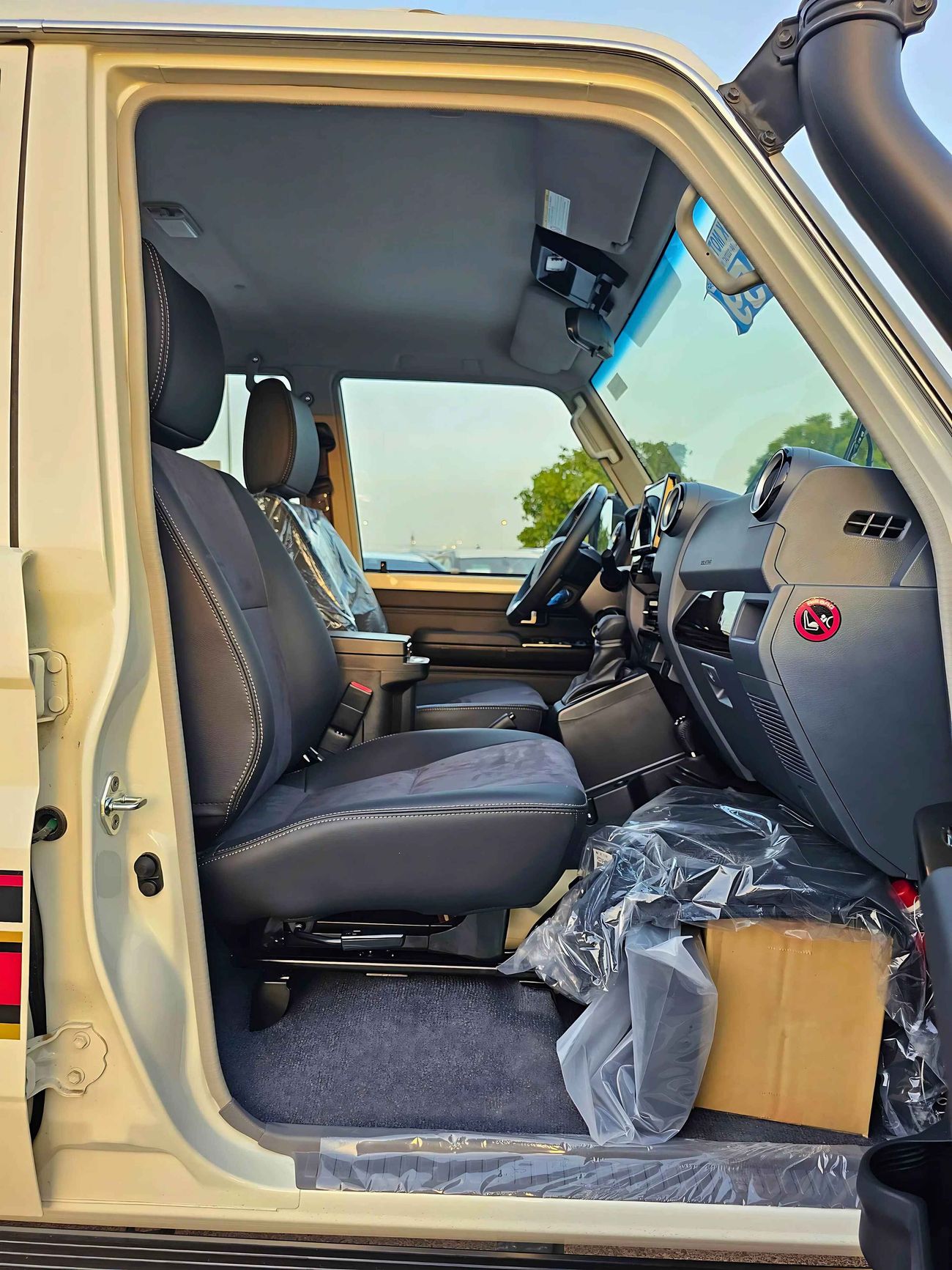 تويوتا لاند كروزر 70 LC76 / 4.0L PETROL A/T  / DIFF LOCK / REFRIGETOR / FULL OPTION / CODE# LC76