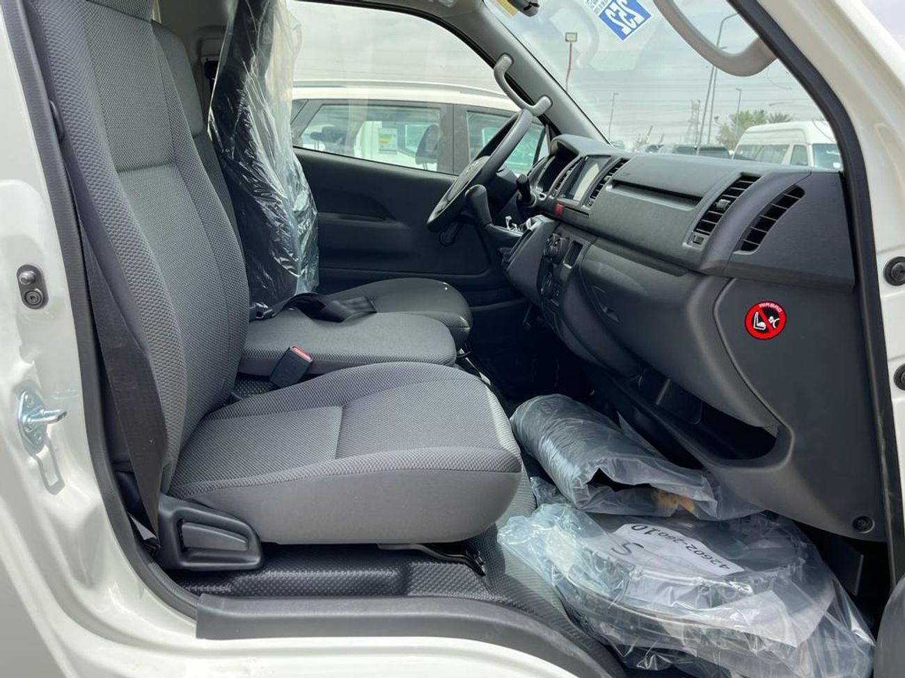 تويوتا هاياس toyota hiace 2025 standardroof  103000aed export