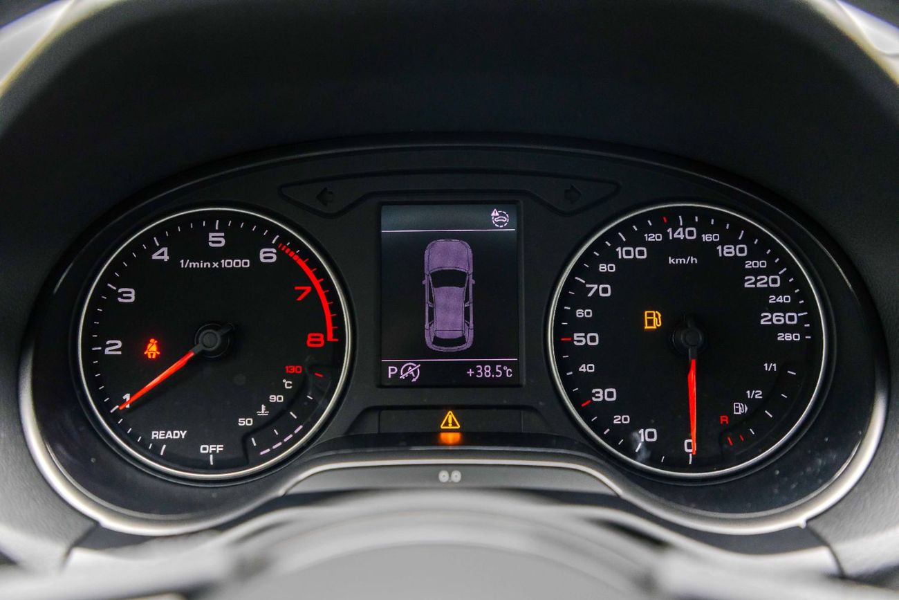 Audi Q2 Fashion 1.5L - Black Inside Black