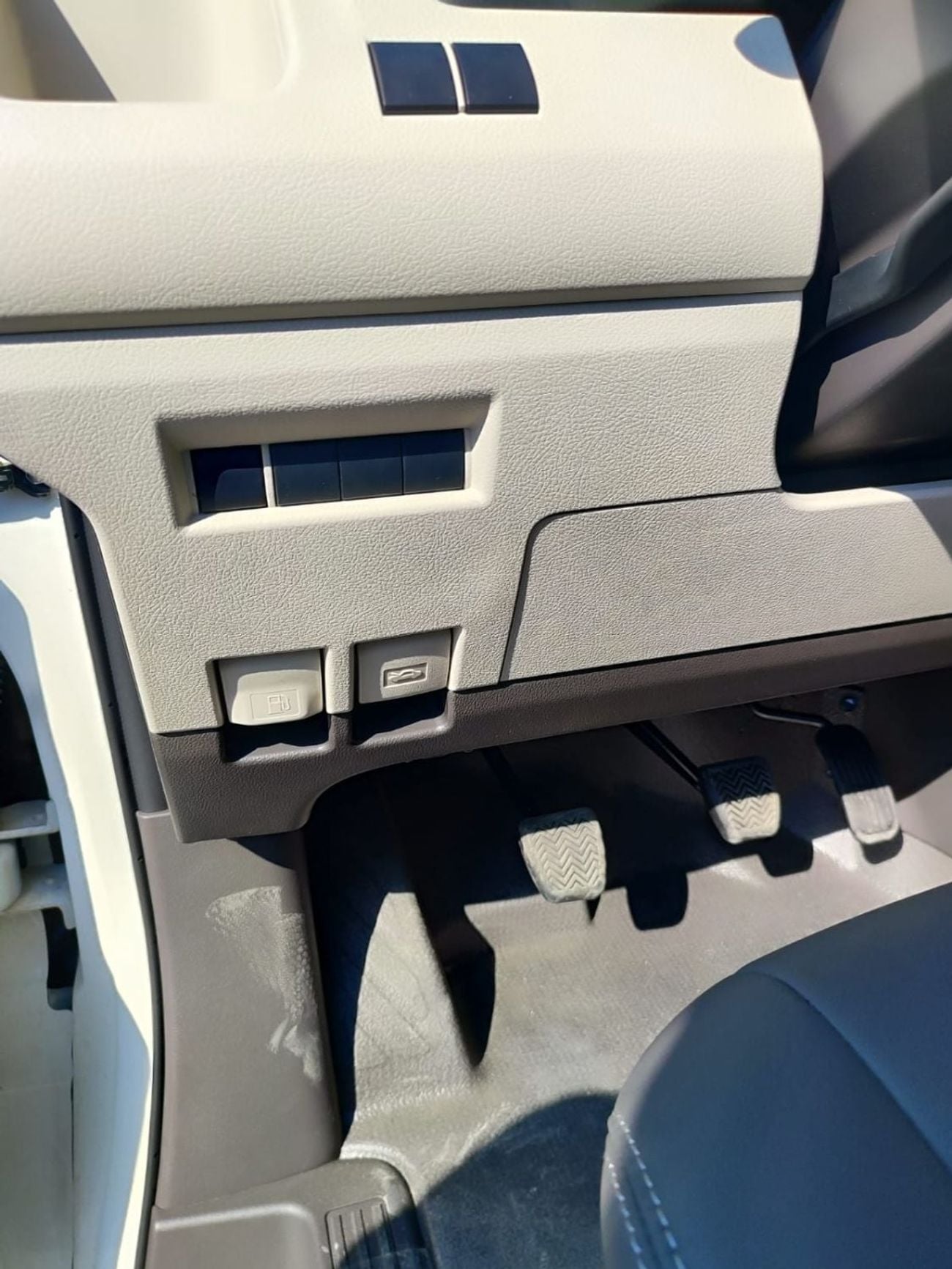 Toyota Hiace - Toyota Hiace GL HIGHROOF / 13 SEATER / REAR CAMERA / 3.5L PETROL A/T / WHITE BUMPER