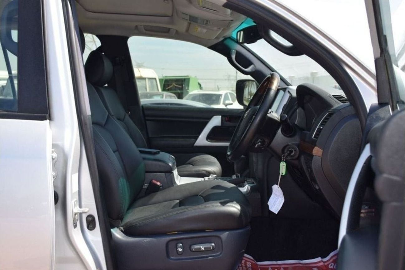 تويوتا لاند كروزر VXR V8 Diesel 4.5L (Right Hand)