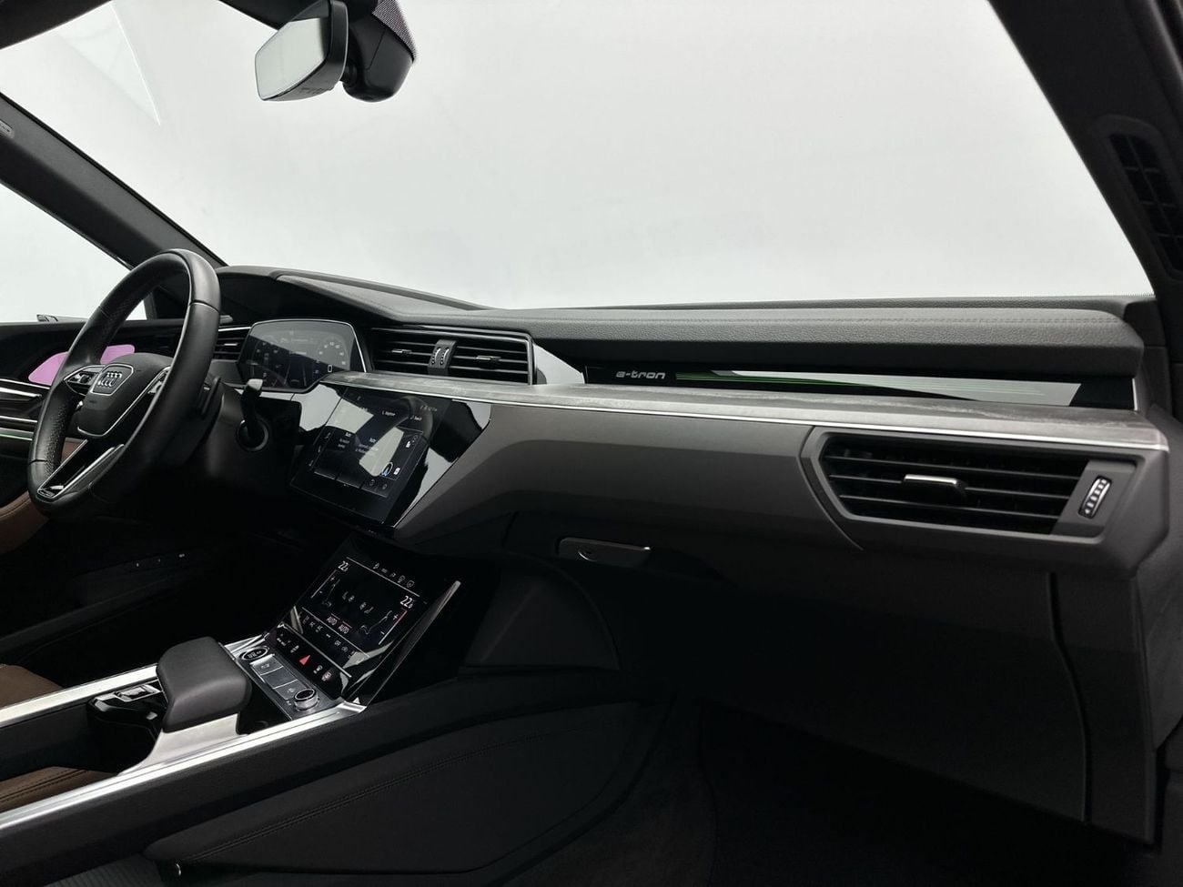 أودي Q8 إي ترون 55 quattro S Line Sportback 408hp Progress (Ref# 017547)