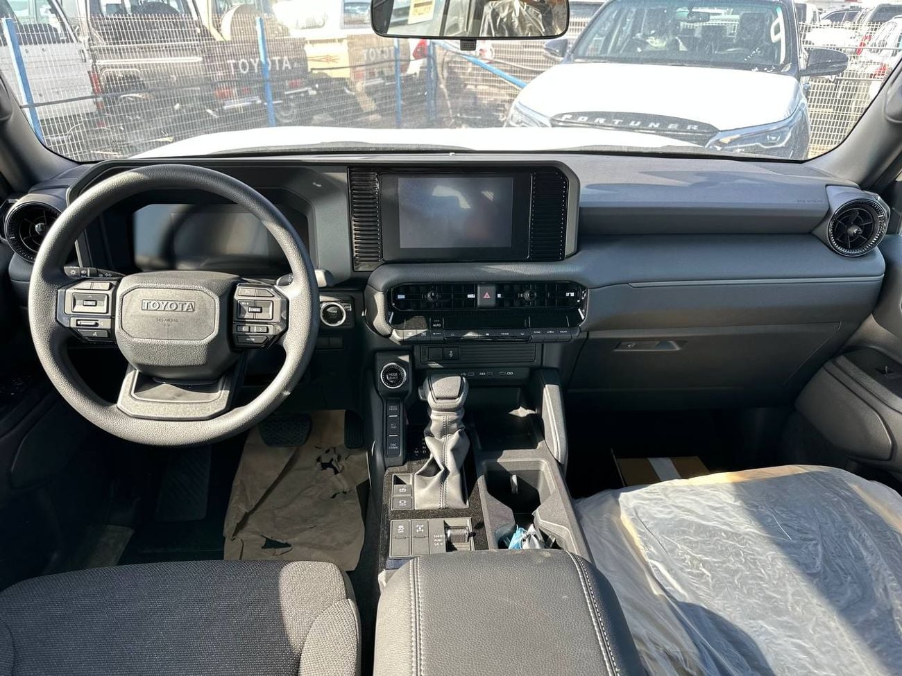 تويوتا برادو 2.8 لتر تيربو ديزل أوتوماتيك // 2026 // خيار ALR مع ثلاجة، فتحة سقف، مشغل DVD وكاميرا خلفية // عرض خ