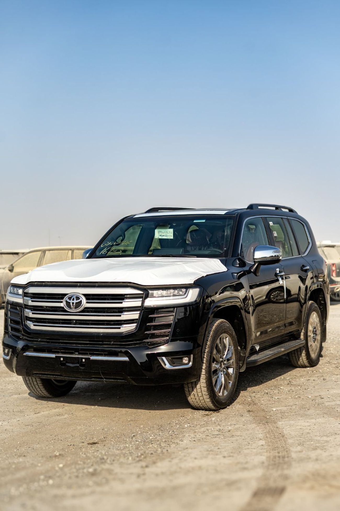 تويوتا لاند كروزر VXR Landcruiser VXR without radar black with red and seats