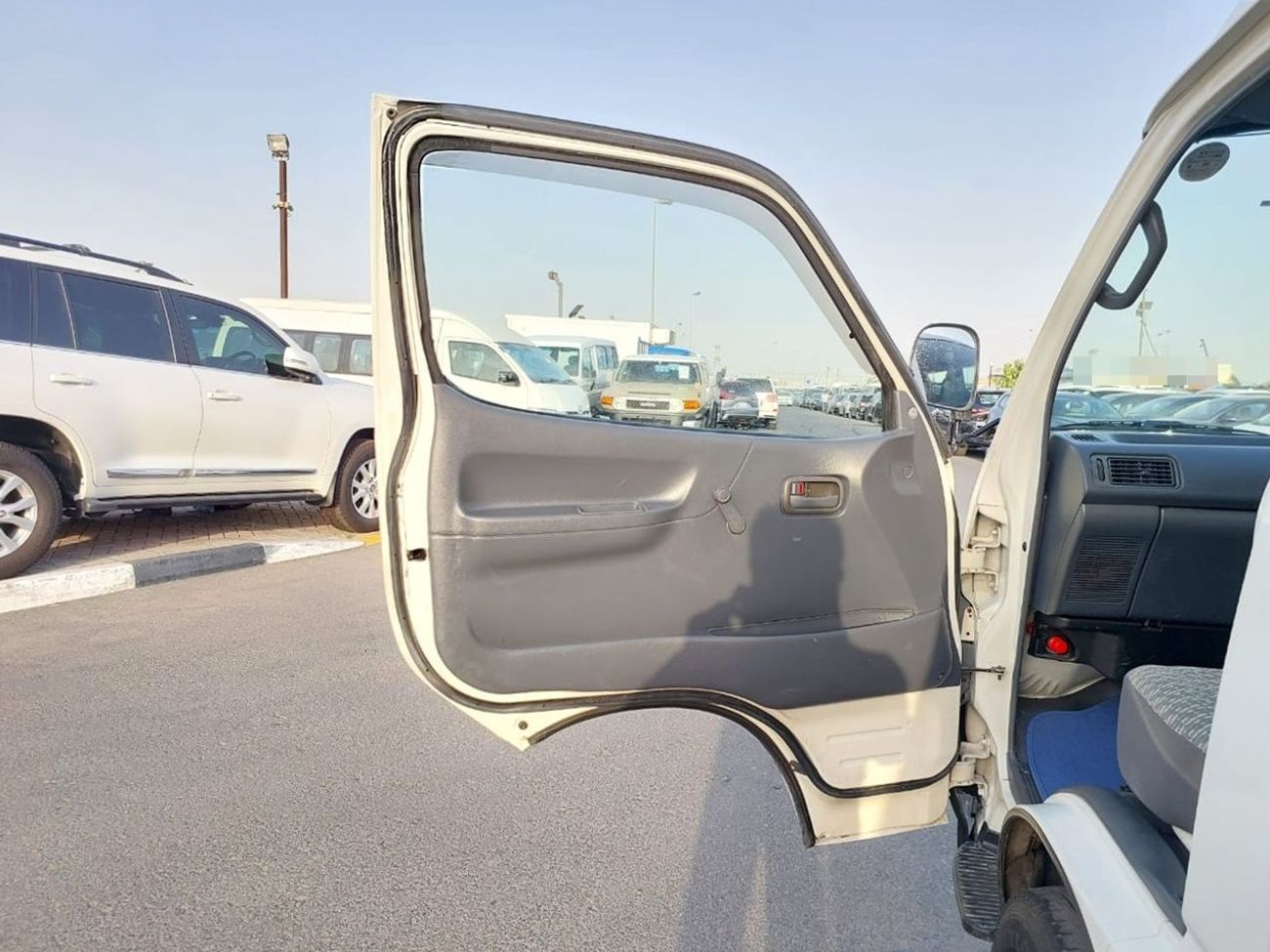 Toyota Hiace TOYOTA HIACE COMMUTER VAN RHD 2001 MODEL 3.0 L DIESEL AUTOMATIC(PM01315)