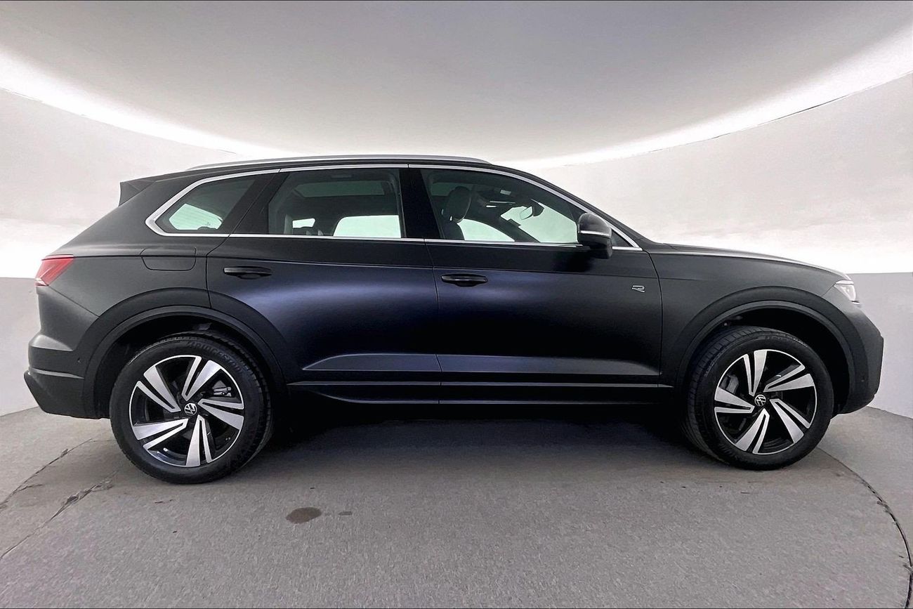 فولكس واجن طوارق R-Line | National Day Celebration | شامل الضمان | 0 ﺪﻔﻋﺓ ﺃﻮﻟﻯ