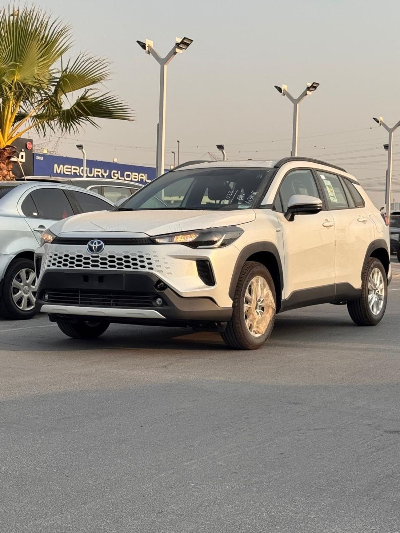 تويوتا كورولا كروس Corolla cross  1.8 L hybrid  2025 YM Sunroof  Medium option  GCC spec