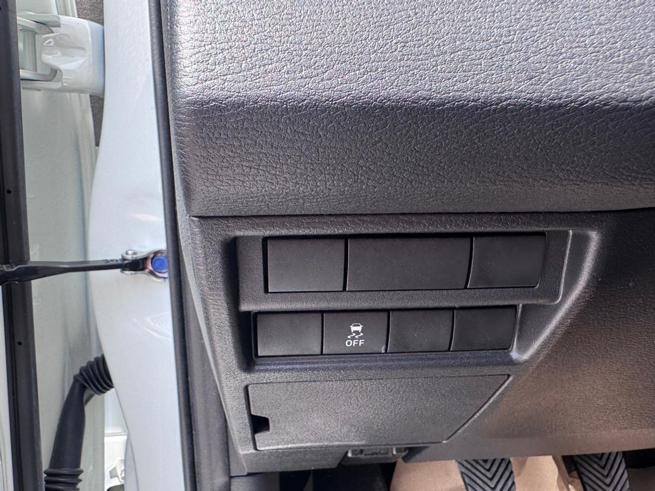 ميتسوبيشي L200 MITSUBISHI L200 Petrol Double Cabin 4WD 5MT 2.5L GLX -FULL OPTION_White