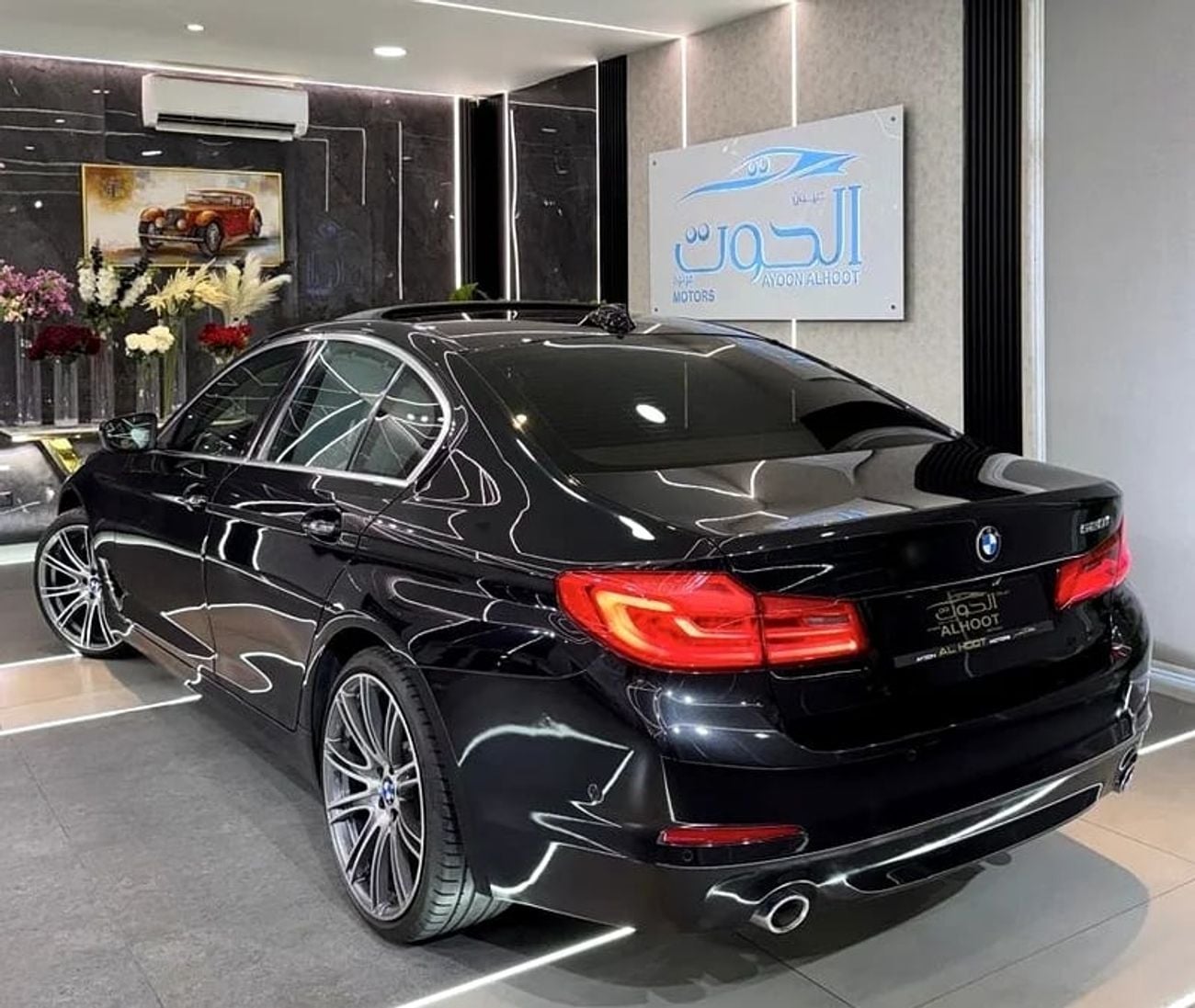 بي أم دبليو 520i EXCLUSIVE LUXURY ELITE BLACK 520i || TOP RANGE || GCC || SCREENS || LIKE
