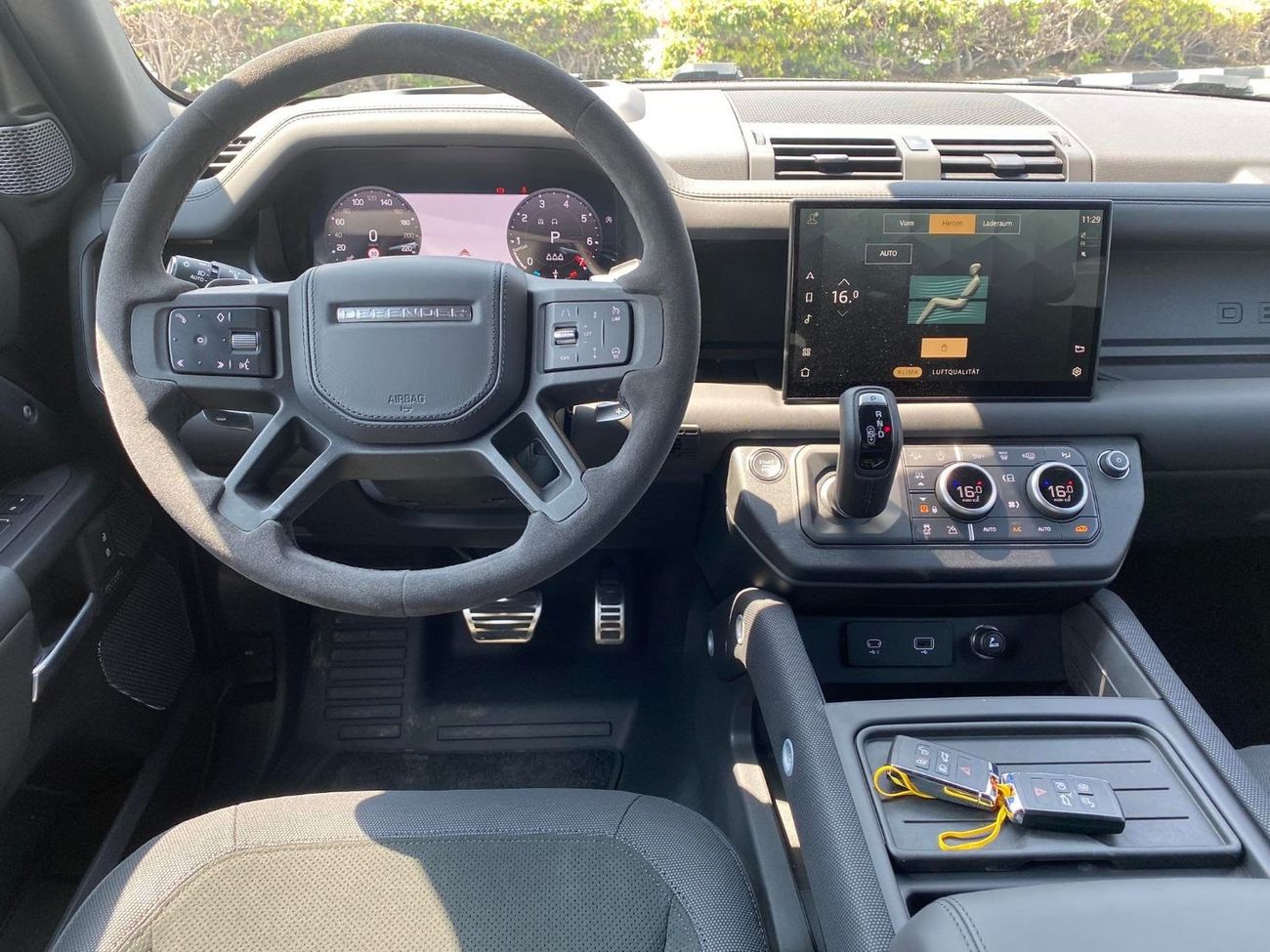 Land Rover Defender DEFENDER V8**2023**GERMAN SPEC