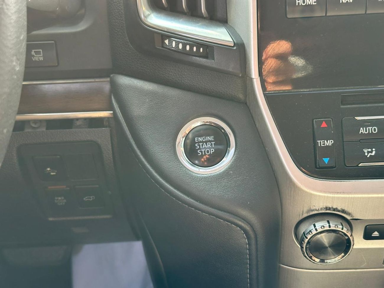 تويوتا لاند كروزر VXR 5.7L 4WD