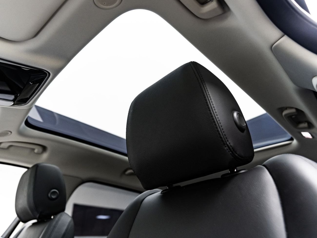 Land Rover Range Rover Velar P250 2.0L (246 HP) 2025 Range Rover Velar Dynamic SE P250, November 2029 Al Tayer Warranty + Service