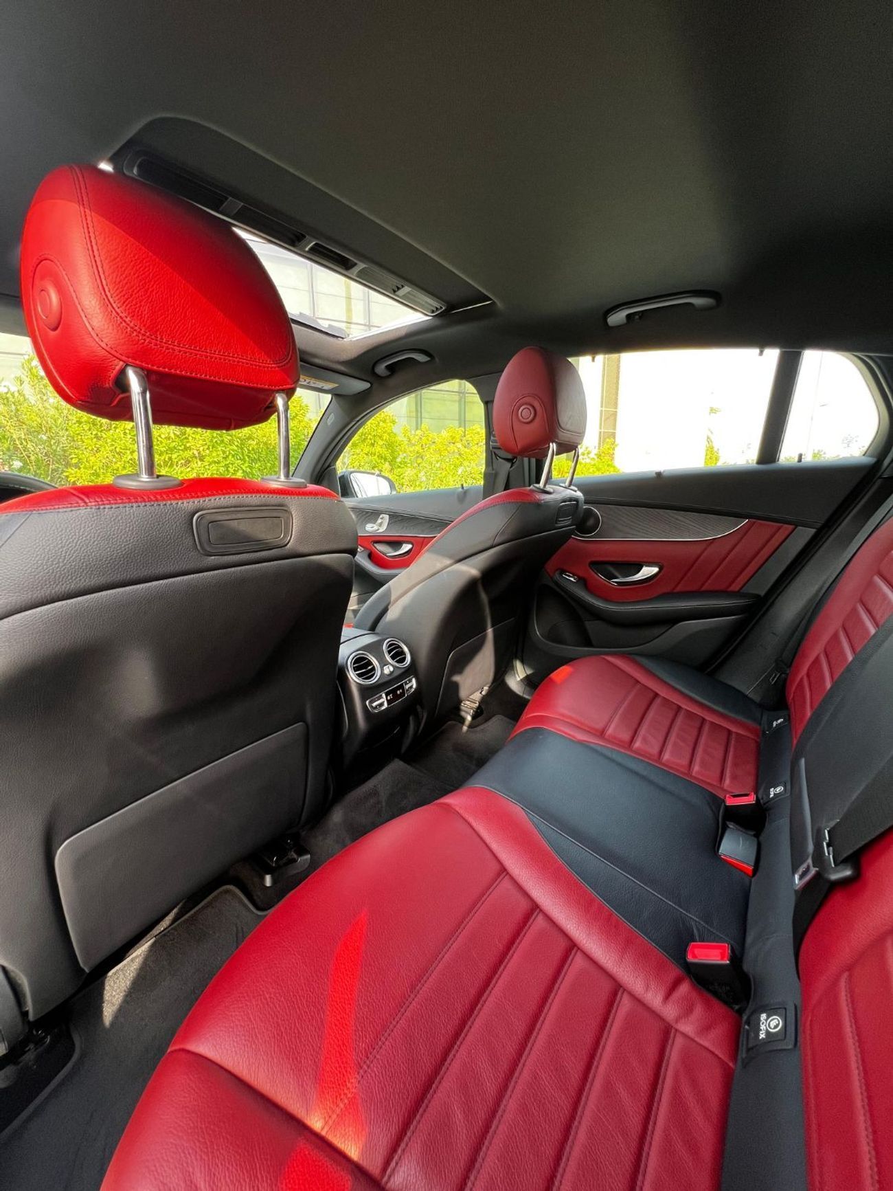 مرسيدس بنز GLC 300 Premium + 2.0L