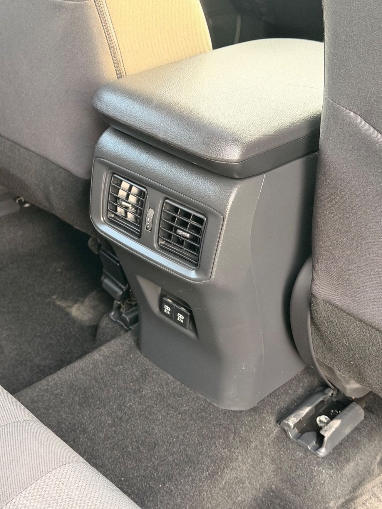 تويوتا راف ٤ XLE 4x4 Drive Full option/ sunroof, push start