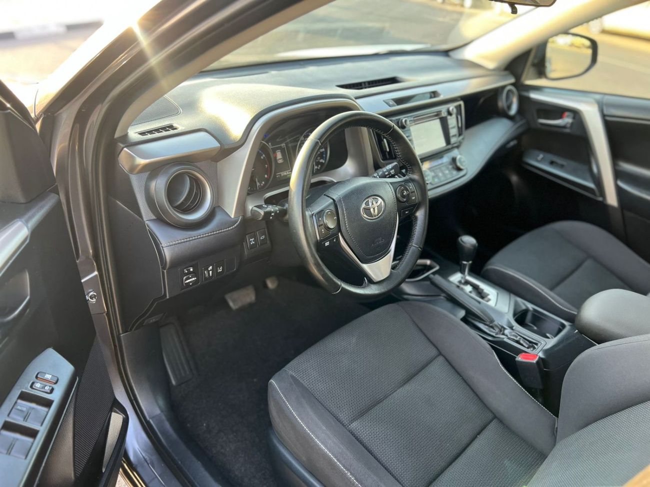 Toyota RAV4 2017 Toyota RAV4 XLE – 2.5L – Sunroof – Push Start – Rear Camera – Power Trunk