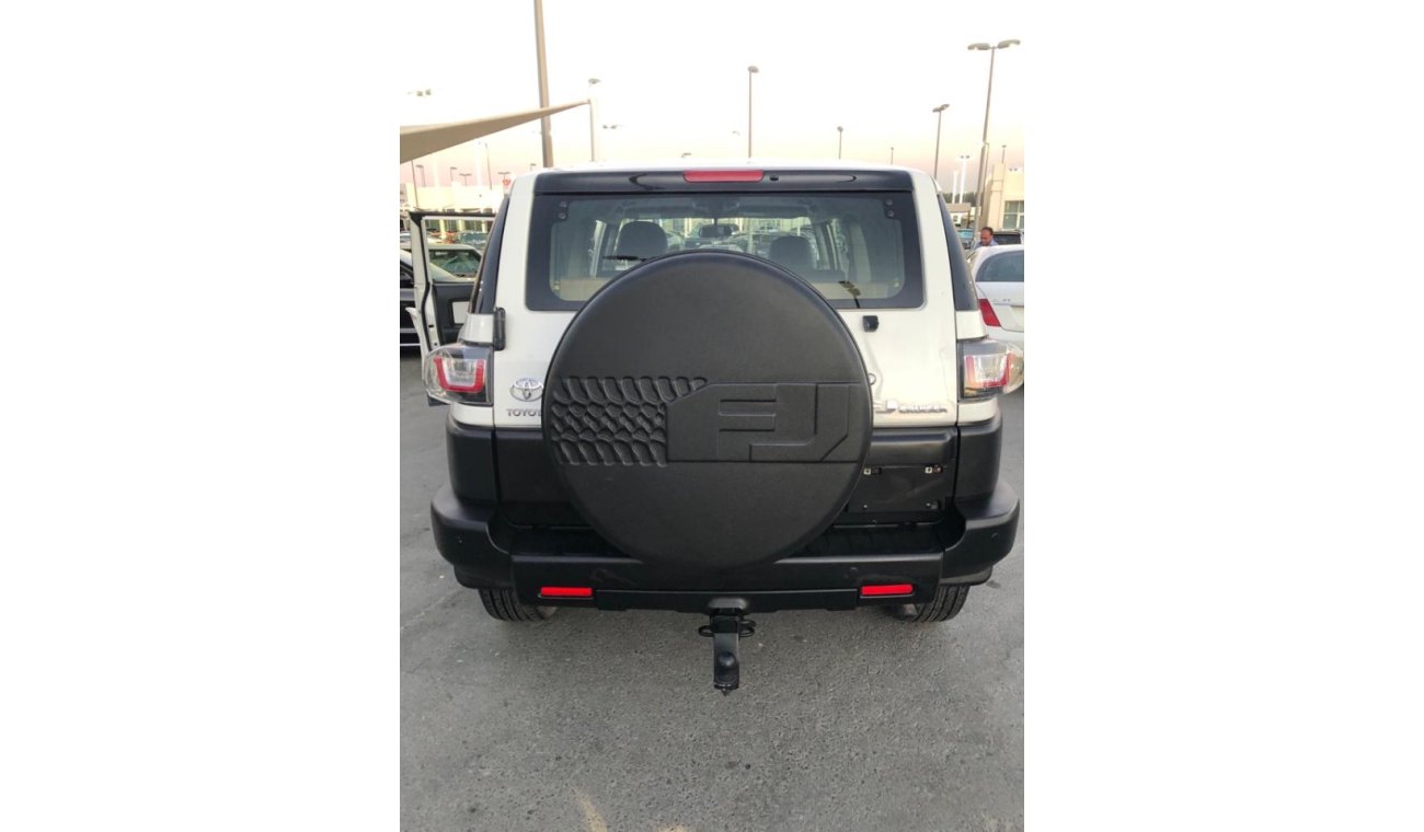 Toyota FJ Cruiser 2015 GCC car prefect condition full service full service original paint