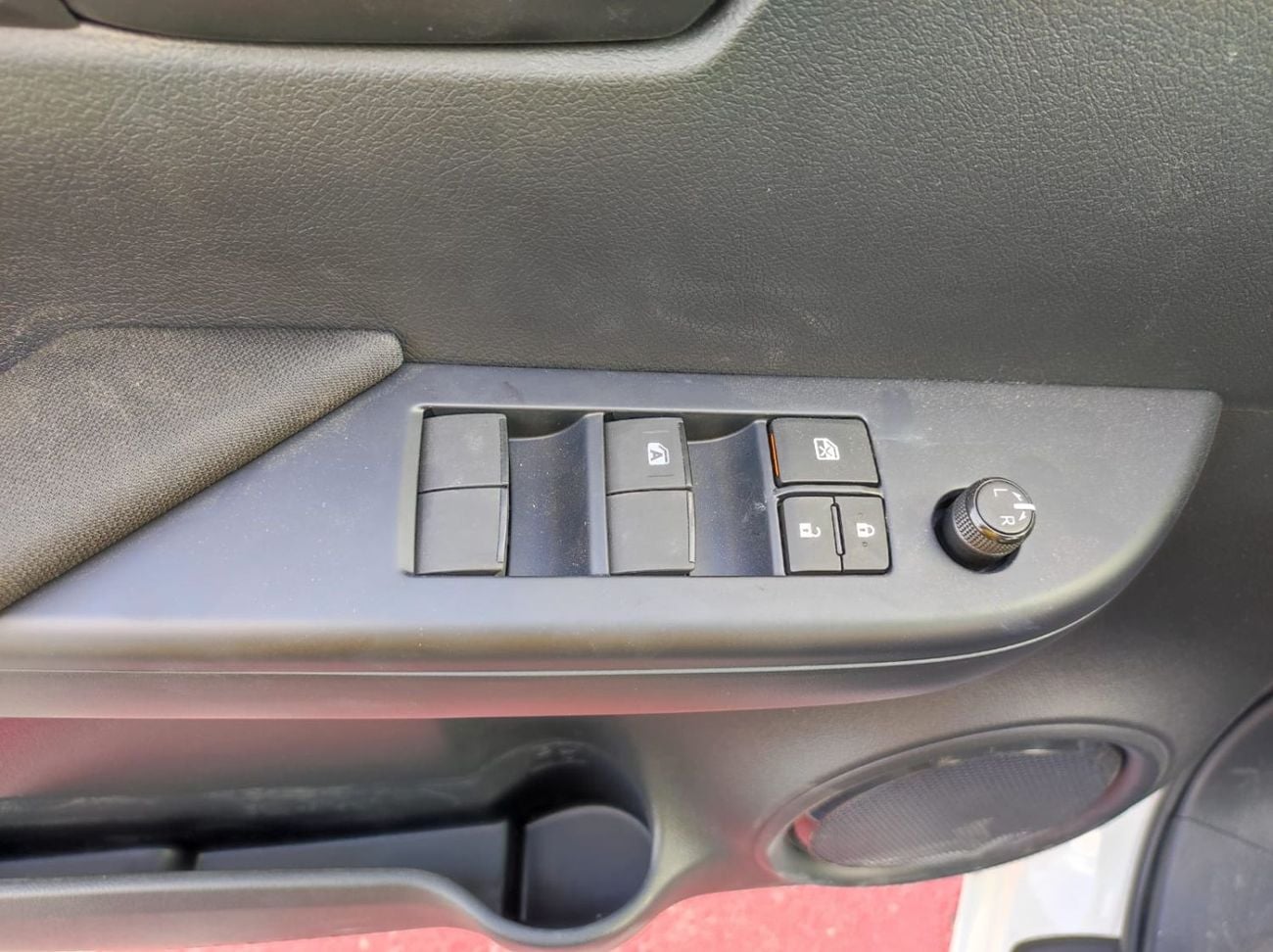 تويوتا هيلوكس Toyota Hilux SR5 Double Cabin  2.4L diesel turbo M/T  2*4 White Color 2026