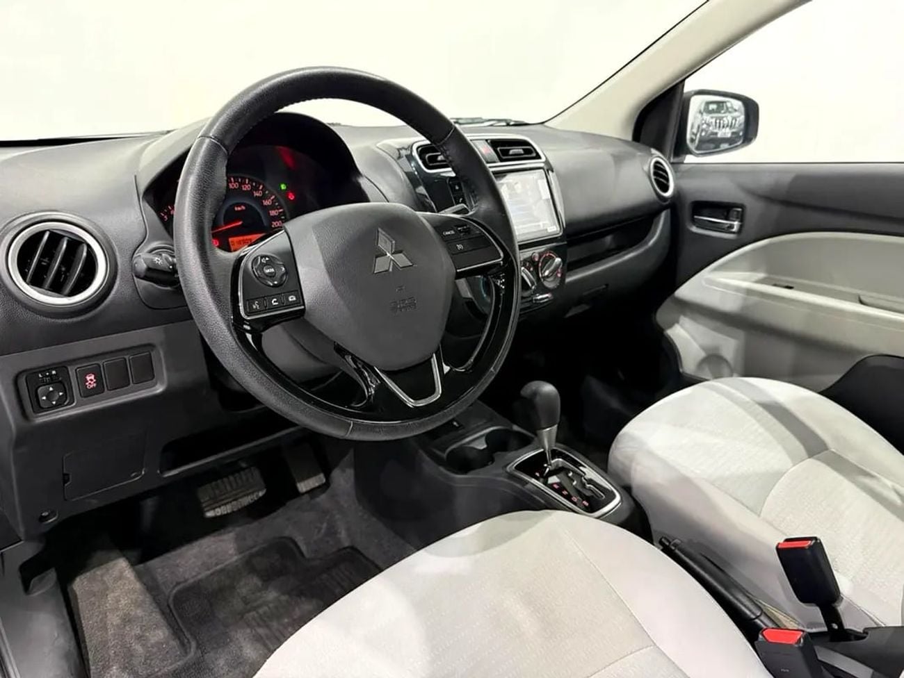 ميتسوبيشي اتراج جي إل إكس GCC / Official Dealer Warranty