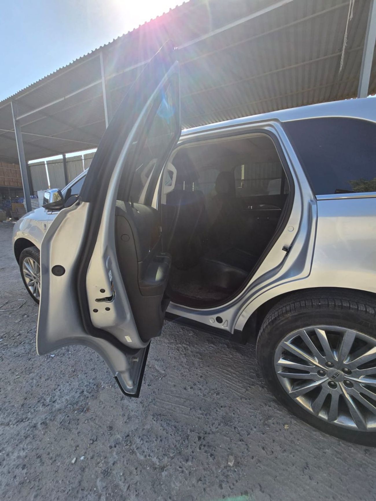 Lincoln MKX 2013 Lincoln MKX – Luxury midsize SUV in excellent condition. Powered by a strong 3.7L V6 engine wit