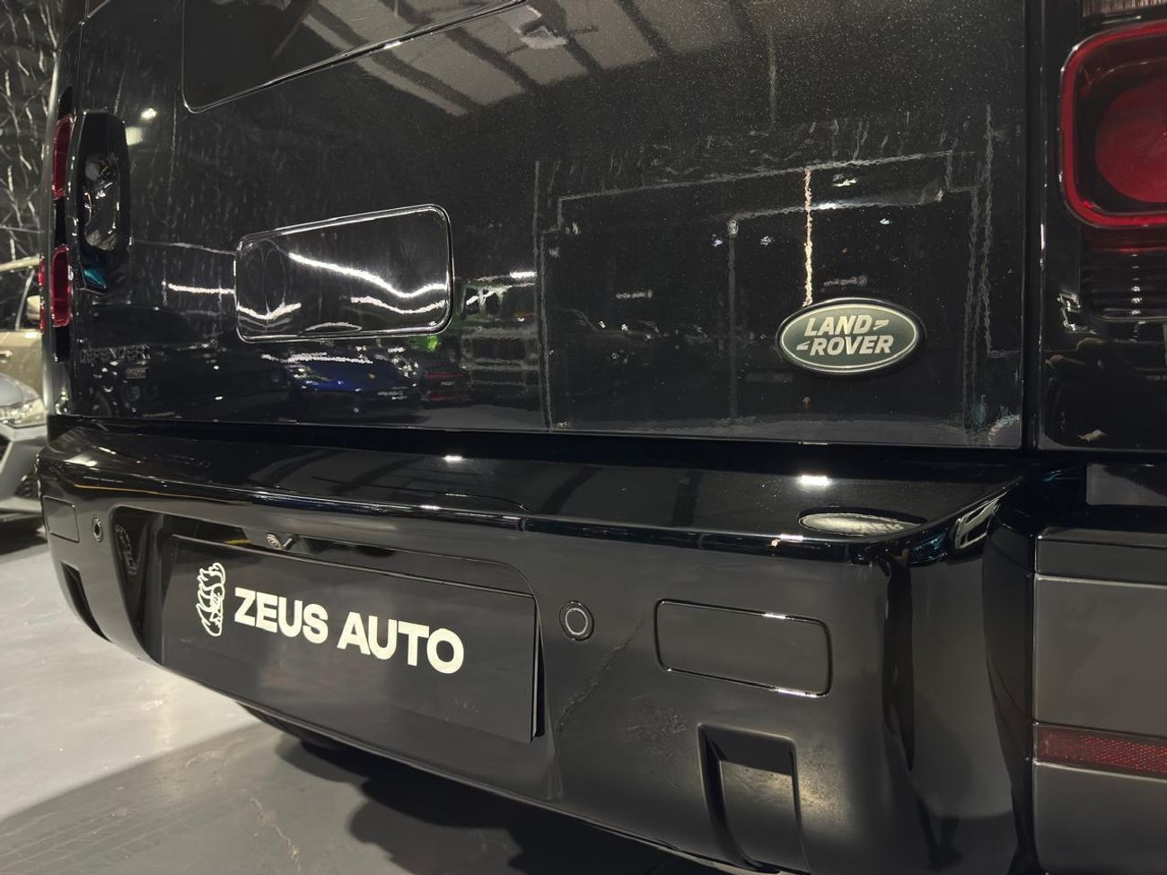 Land Rover Defender 110 SE P400 3.0L 2023 Land Rover Defender, 2028 Land Rover Defender Warranty + Service Pack, GCC